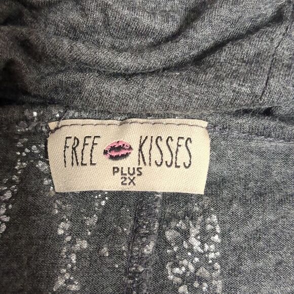 Free Kisses Plus Size Short Sleeve Blouse Ruched Sides Woman's 2X - Picture 9 of 10